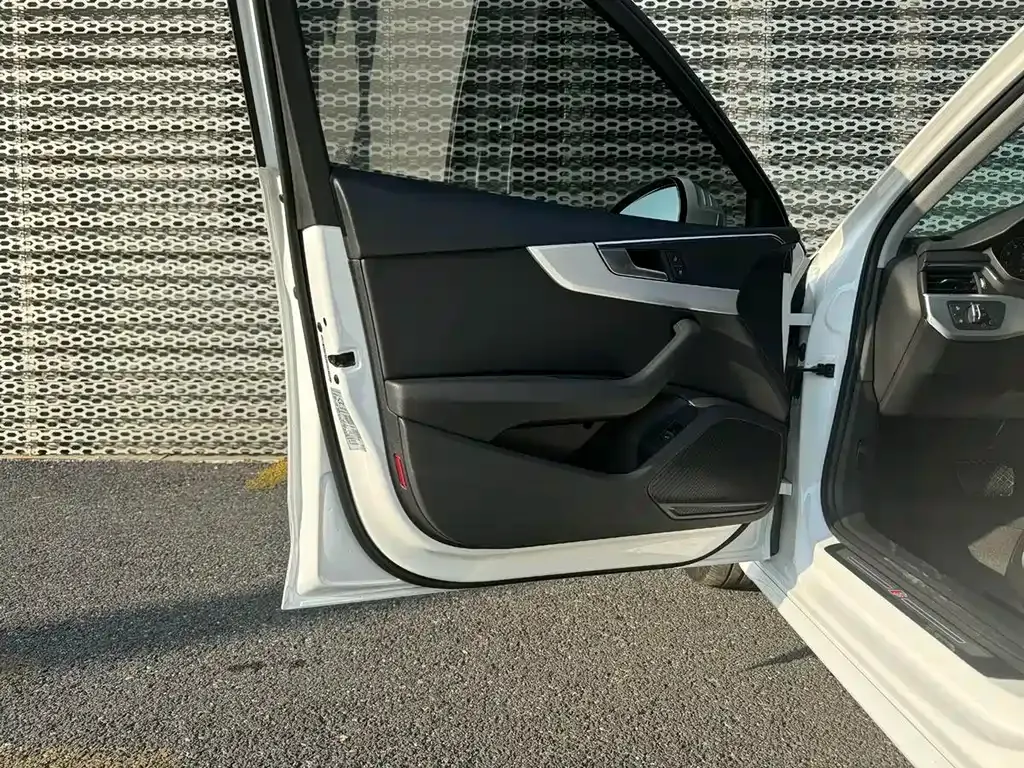 Audi A4L 2023 из CN, фото 9