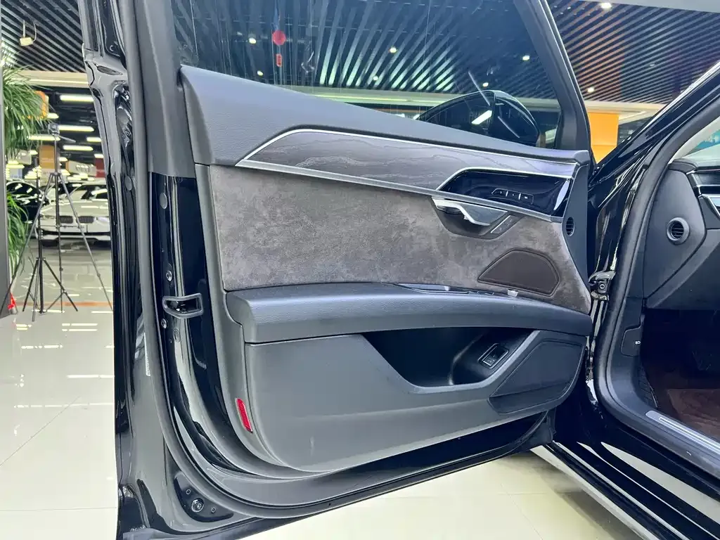 Audi A8 2022 из CN, фото 10