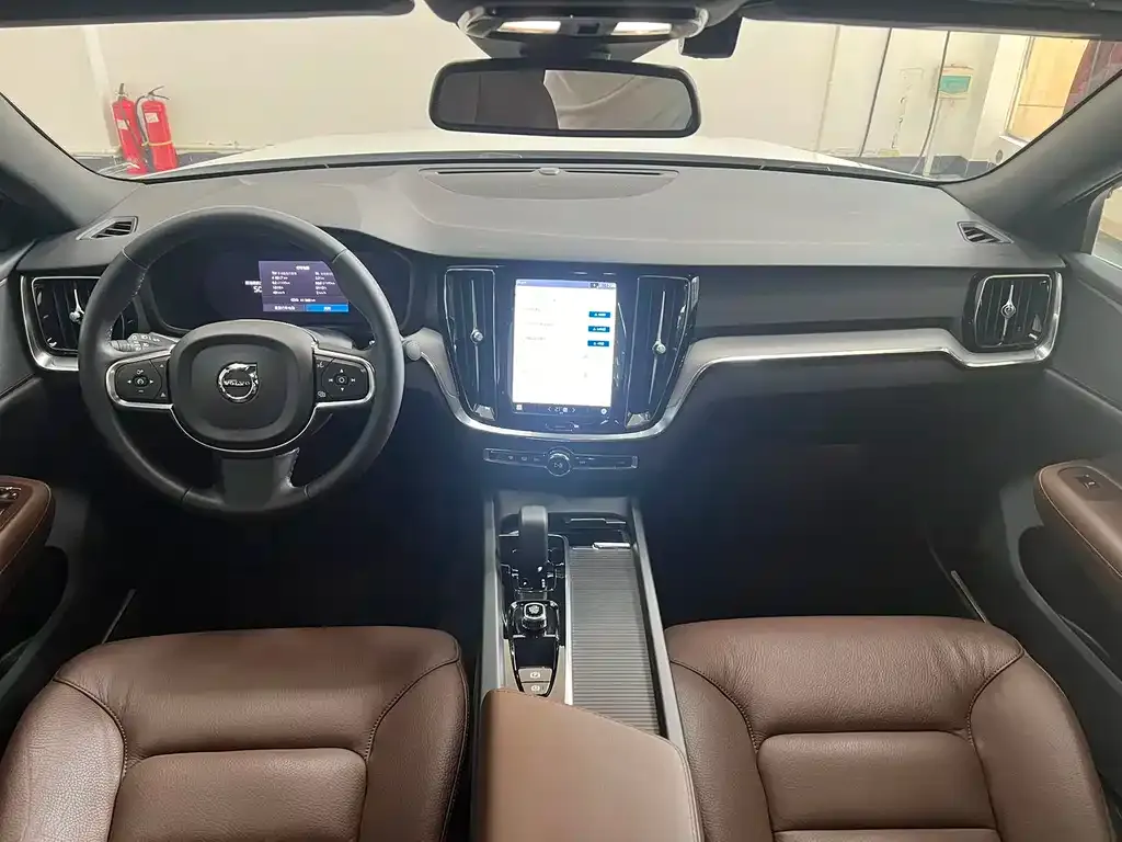Volvo S60 2023 из CN, фото 4