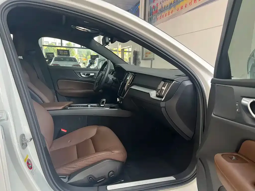 Volvo S60 2023 из CN, фото 2