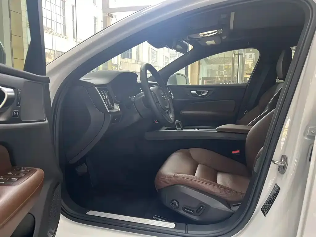 Volvo S60 2023 из CN, фото 6
