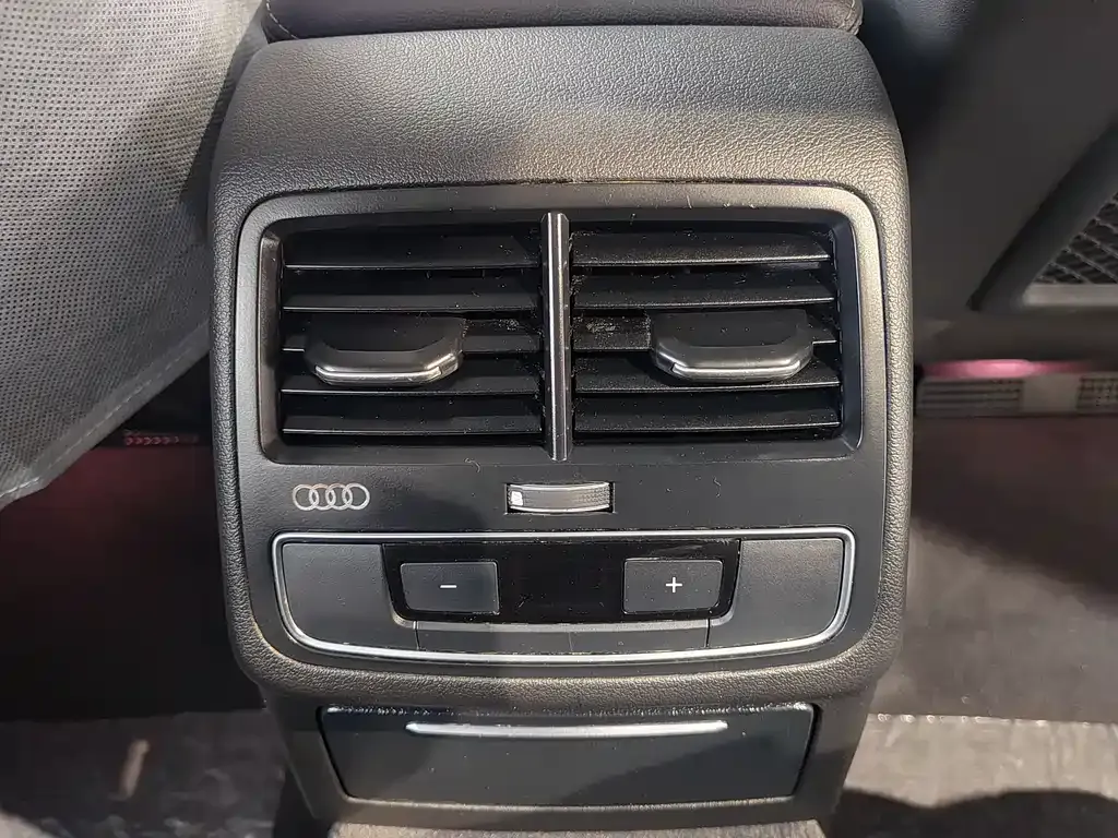 Audi A4L 2023 из CN, фото 10