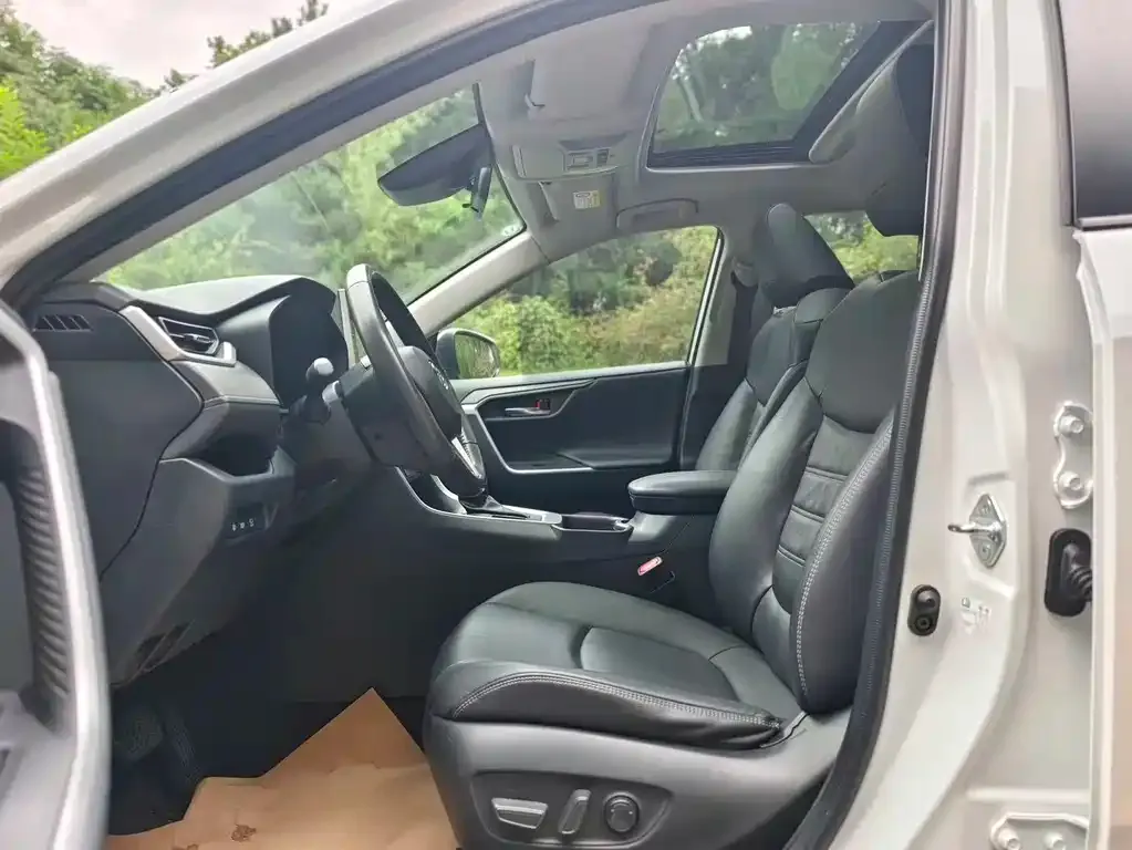 Toyota RAV4 2023 из CN, фото 3