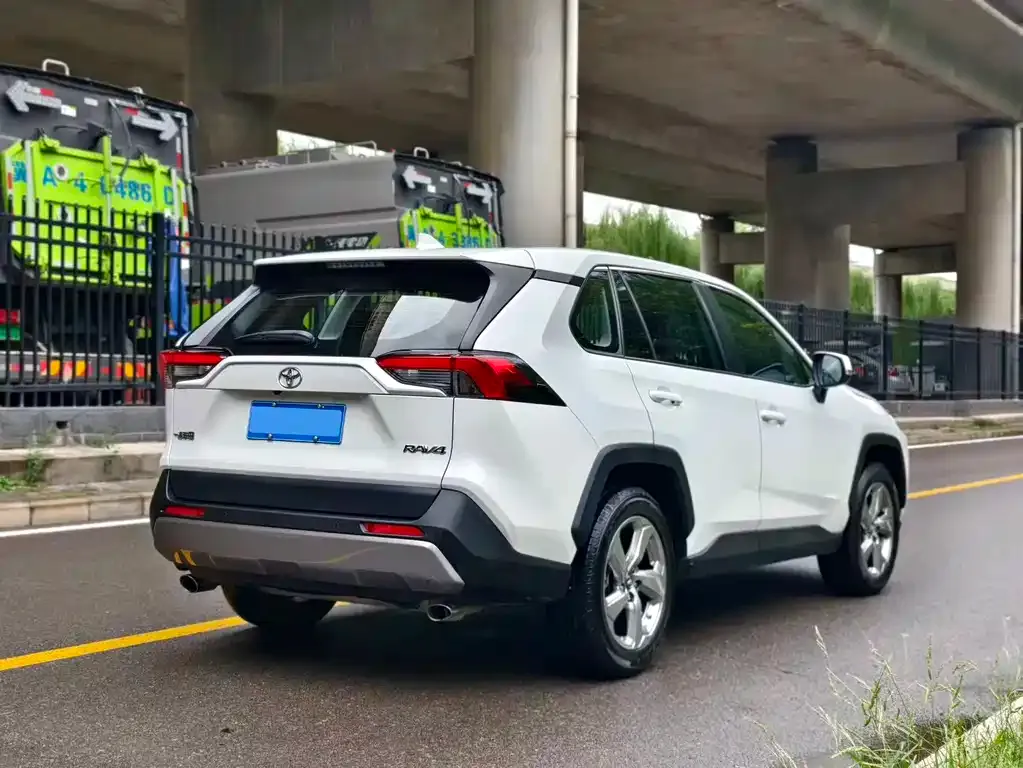 Toyota RAV4 2023 из CN, фото 6
