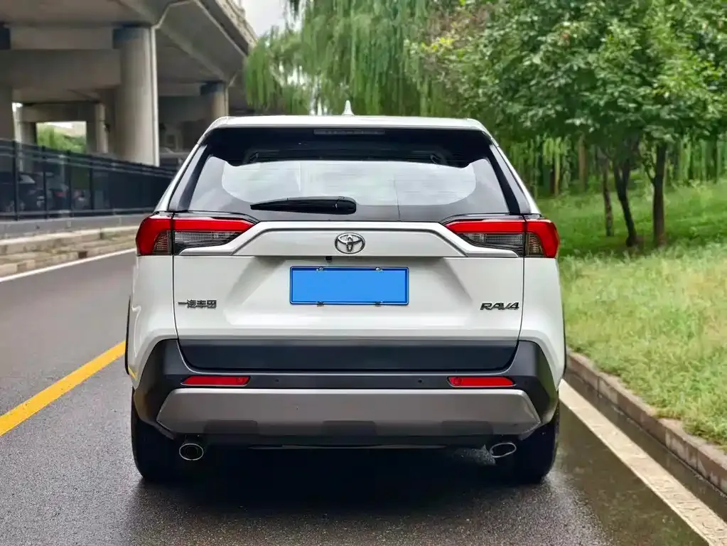 Toyota RAV4 2023 из CN, фото 4