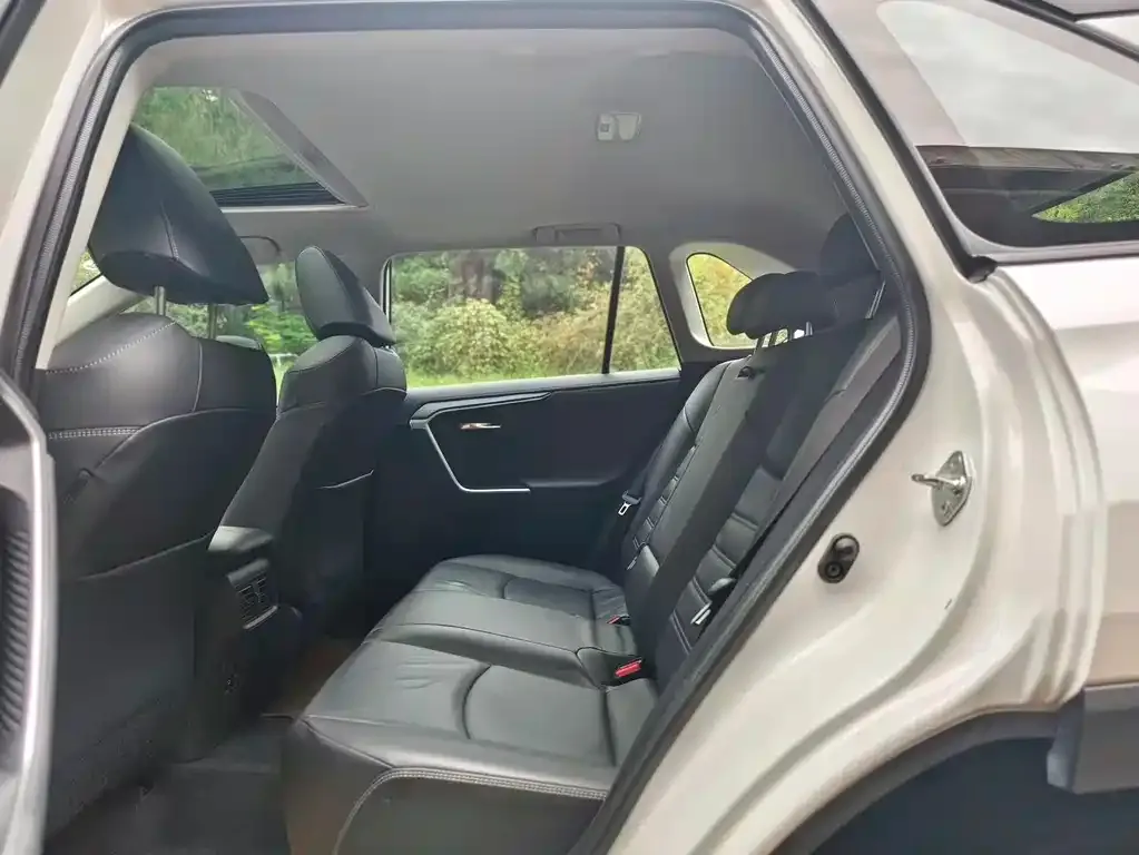 Toyota RAV4 2023 из CN, фото 2