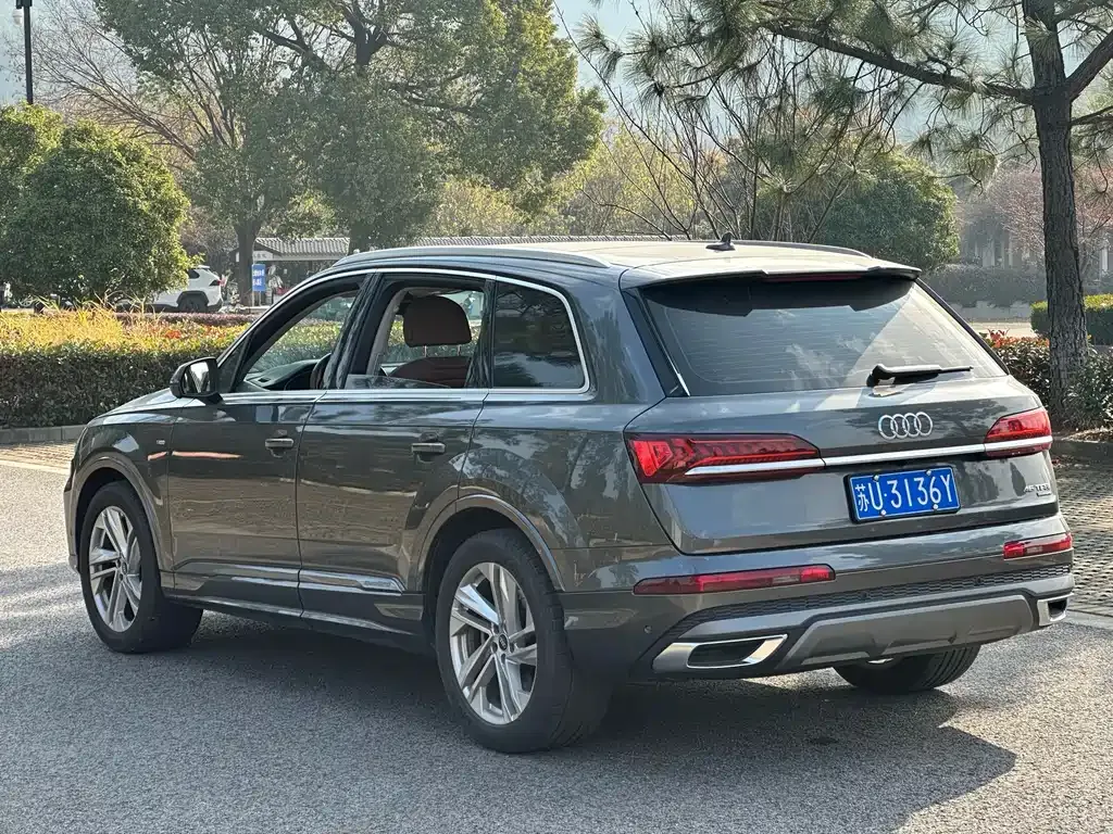 Audi Q7 — фото 10