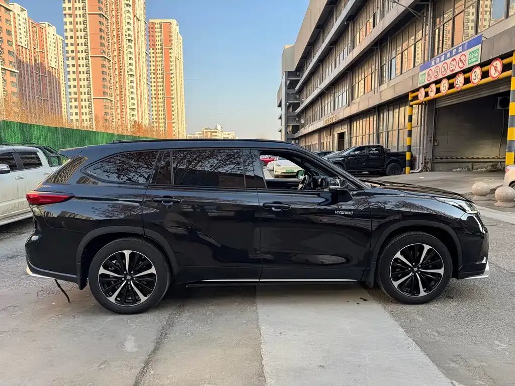 Toyota Crown Kluger 2022 из CN, фото 2