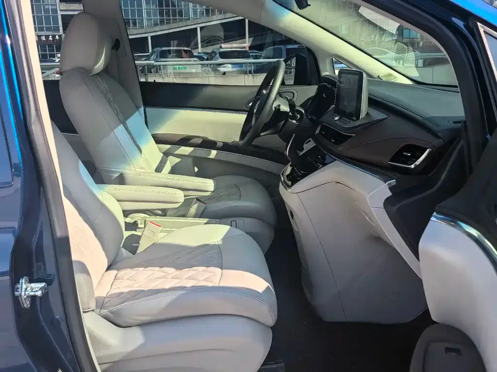 Buick GL8 2023 из CN, фото 2