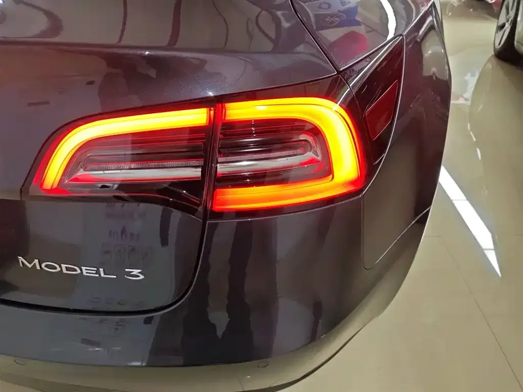 Tesla Model 3 — фото 9