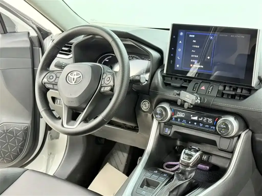 Toyota RAV4 — фото 7