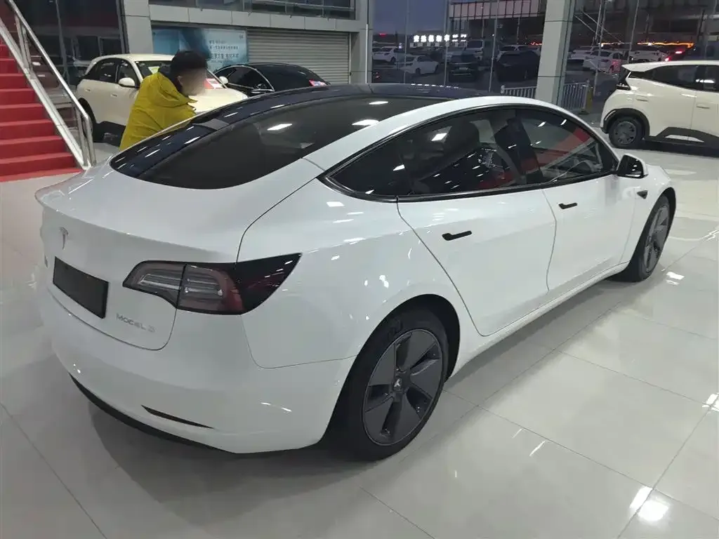 Tesla Model 3 — фото 7