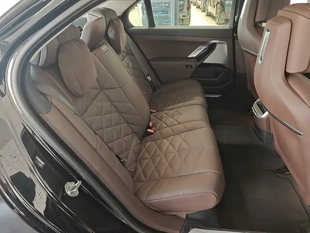 BMW 7 Series 2025 из CN, фото 8
