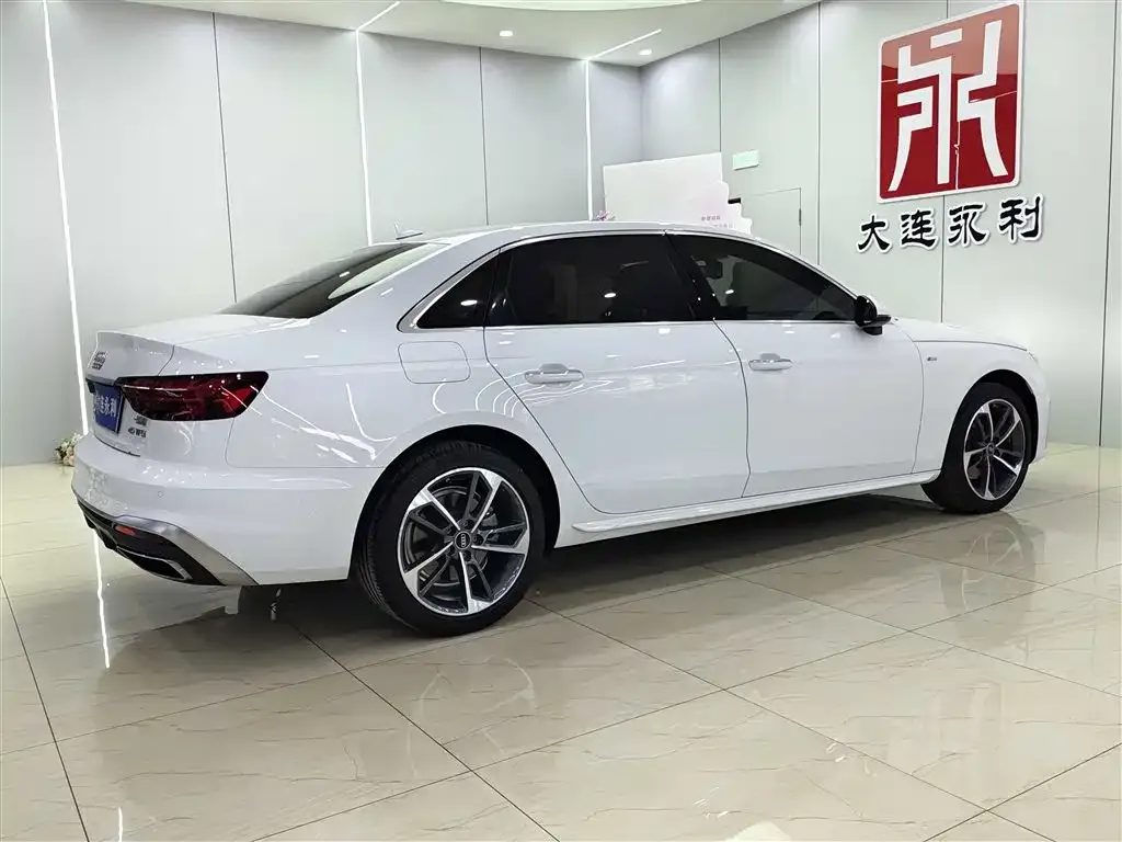 Audi A4L 2022 из CN, фото 4