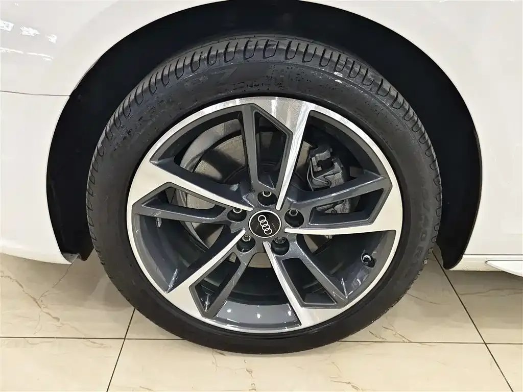 Audi A4L 2022 из CN, фото 8