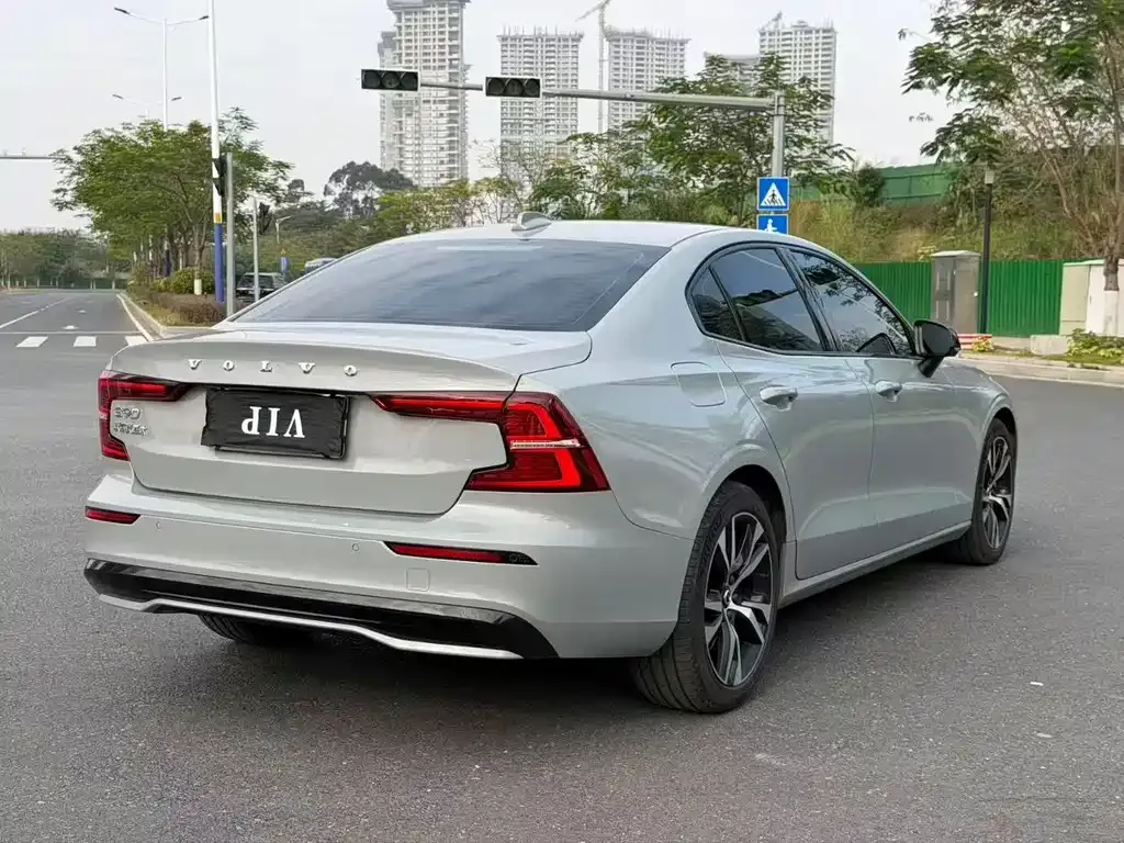 Volvo S60 2024 из CN, фото 3