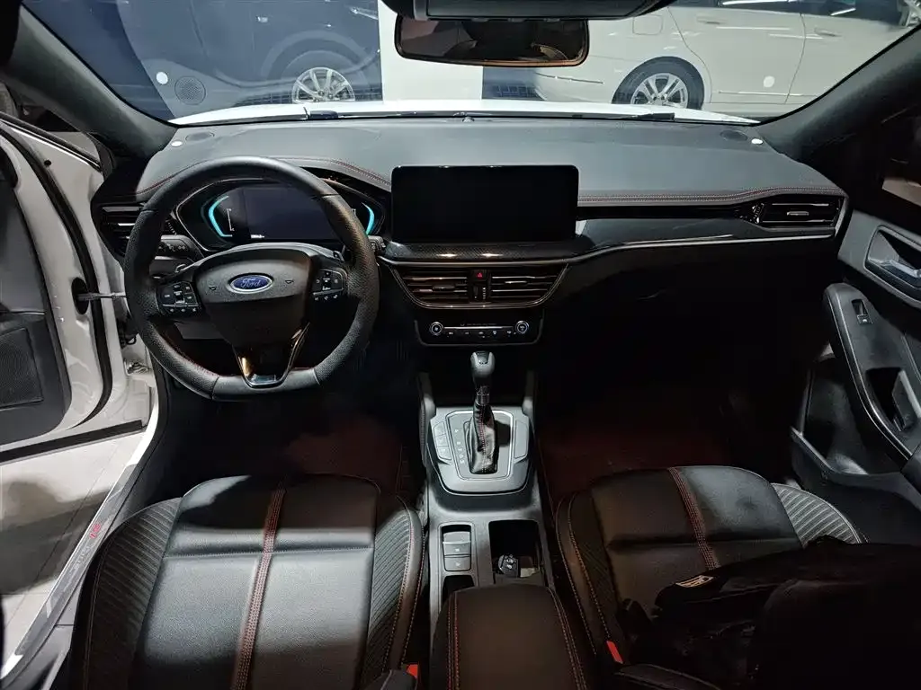 Ford Focus 2023 из CN, фото 5