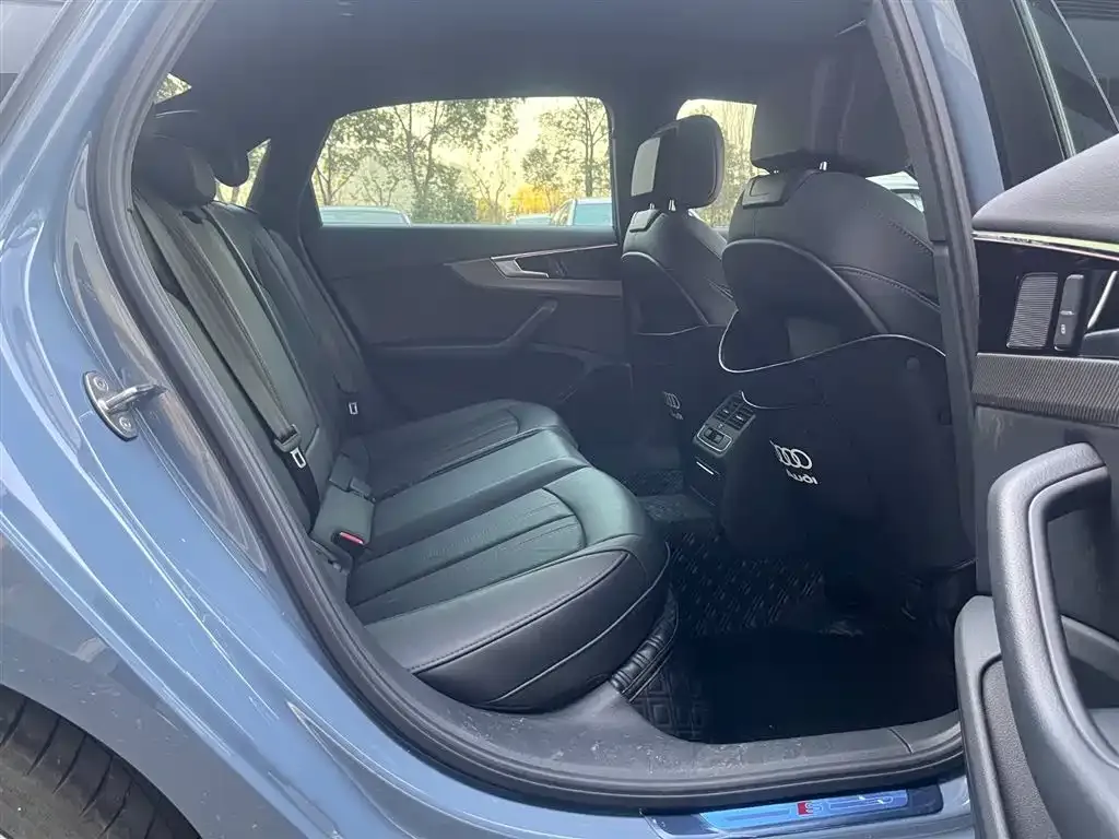 Audi A4L 2022 из CN, фото 5