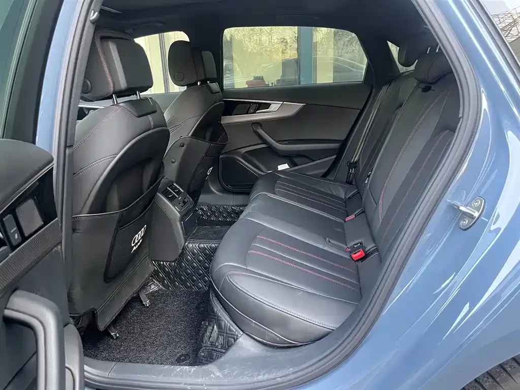 Audi A4L 2022 из CN, фото 10