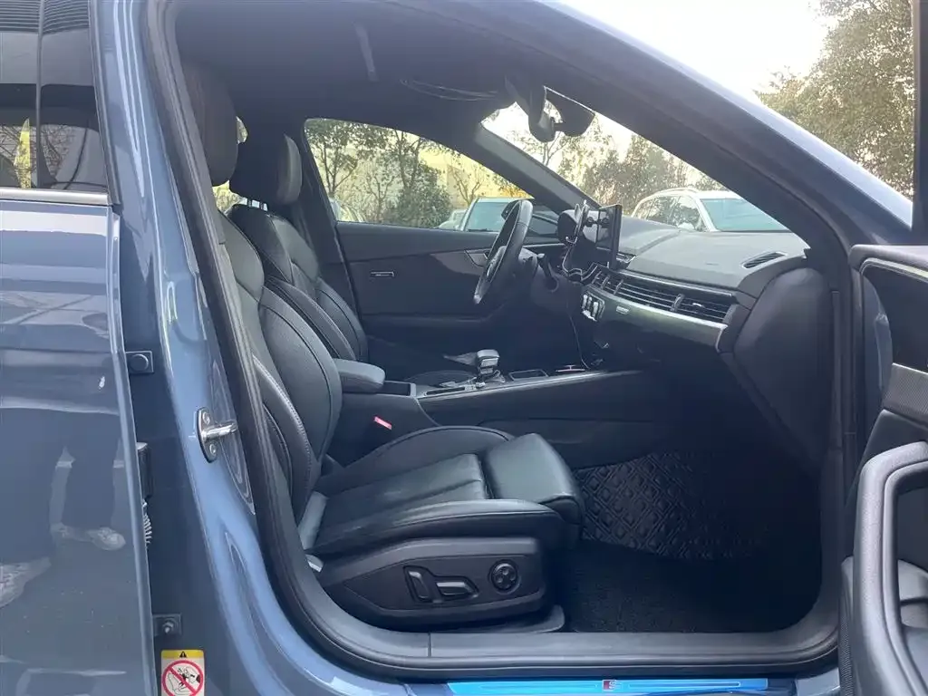 Audi A4L 2022 из CN, фото 6