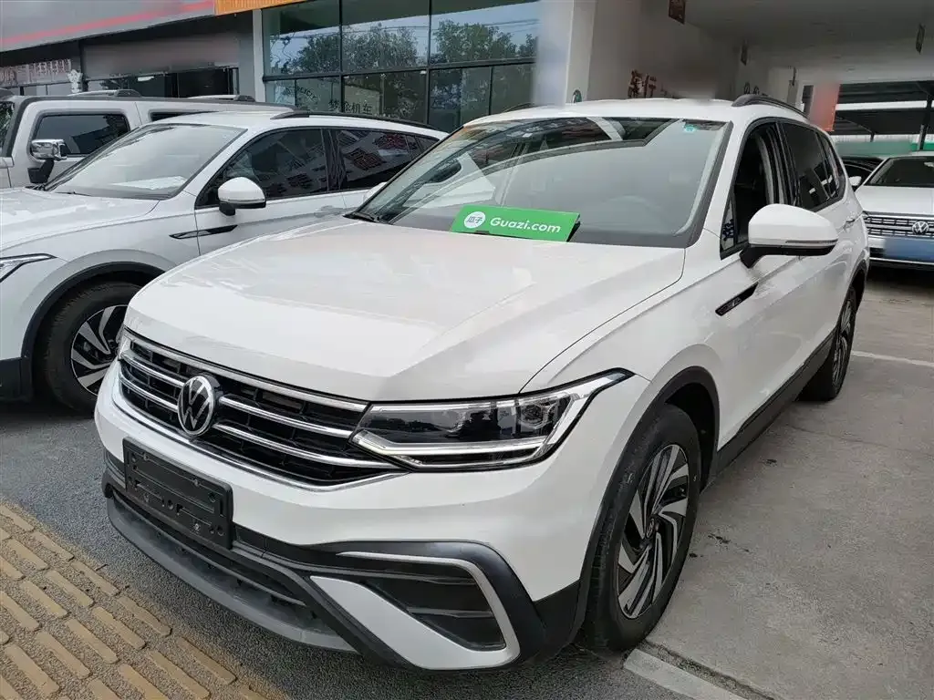 Volkswagen Tiguan L — фото 1
