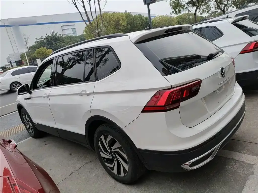 Volkswagen Tiguan L — фото 7