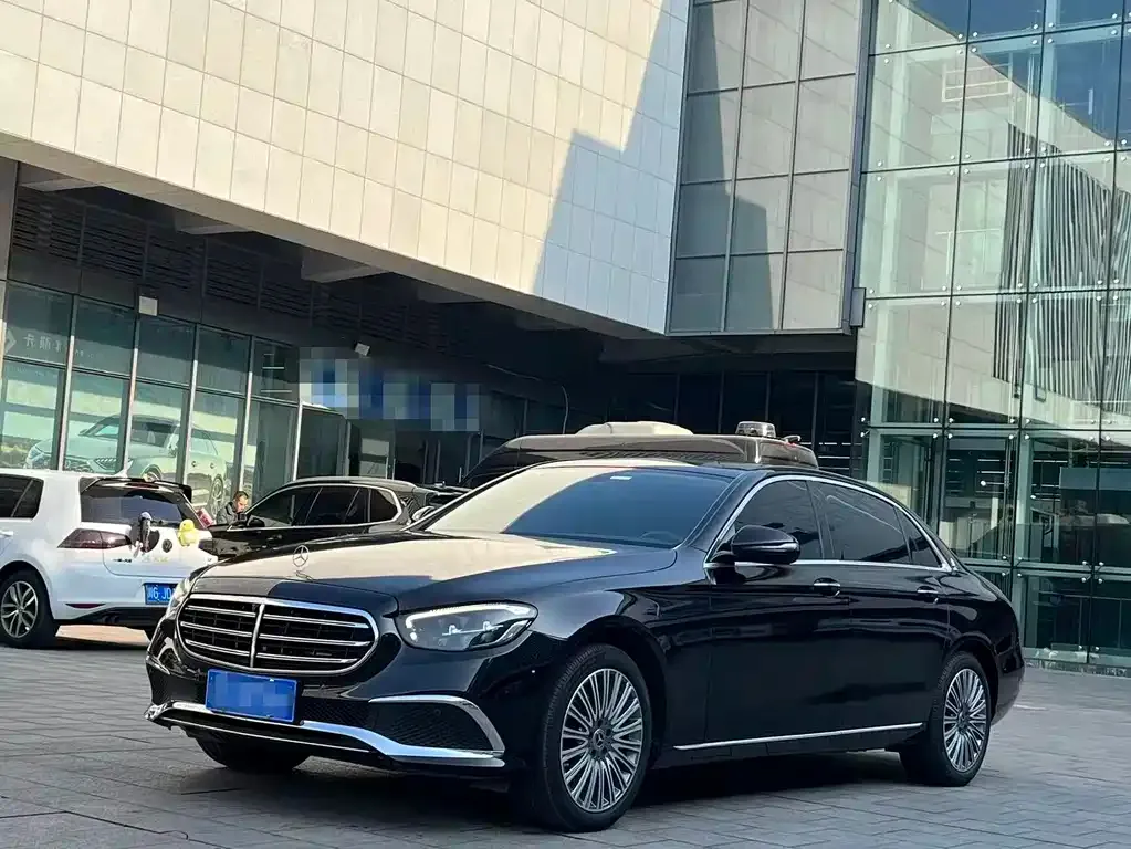 Mercedes-Benz E-Class — фото 1