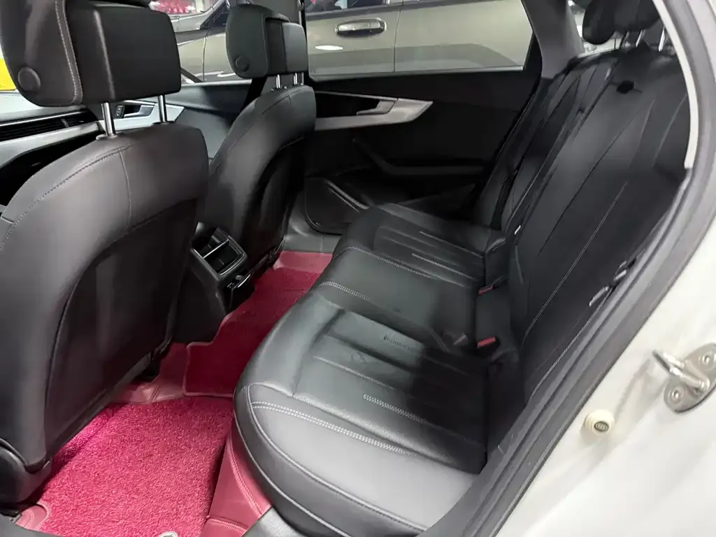 Audi A4L 2021 из CN, фото 9