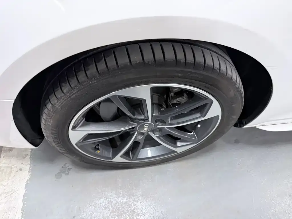 Audi A4L 2021 из CN, фото 4