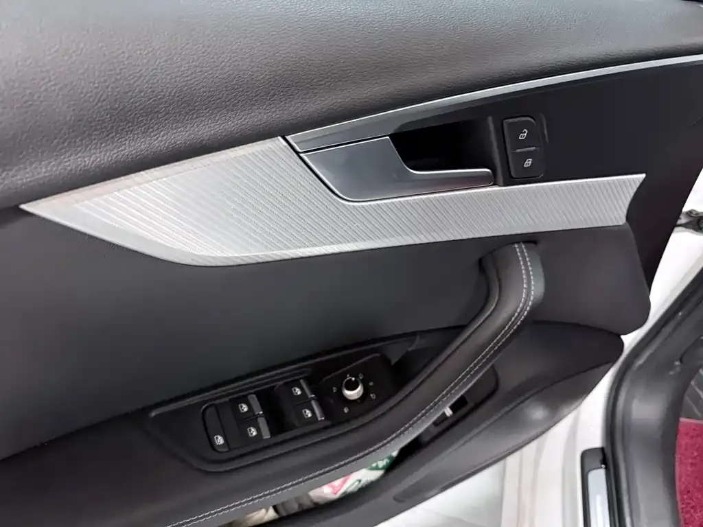 Audi A4L 2021 из CN, фото 10