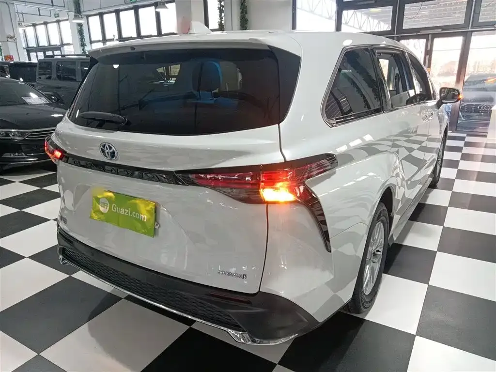 Toyota Granvia 2024 из CN, фото 3