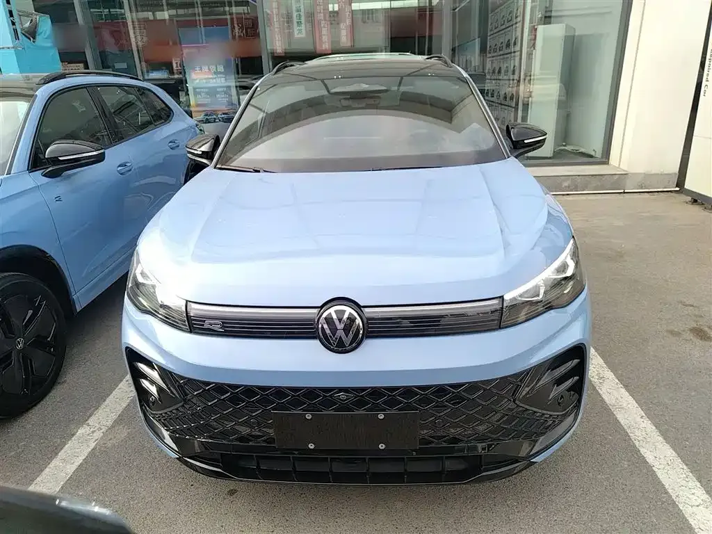 Volkswagen Tiguan L — фото 10
