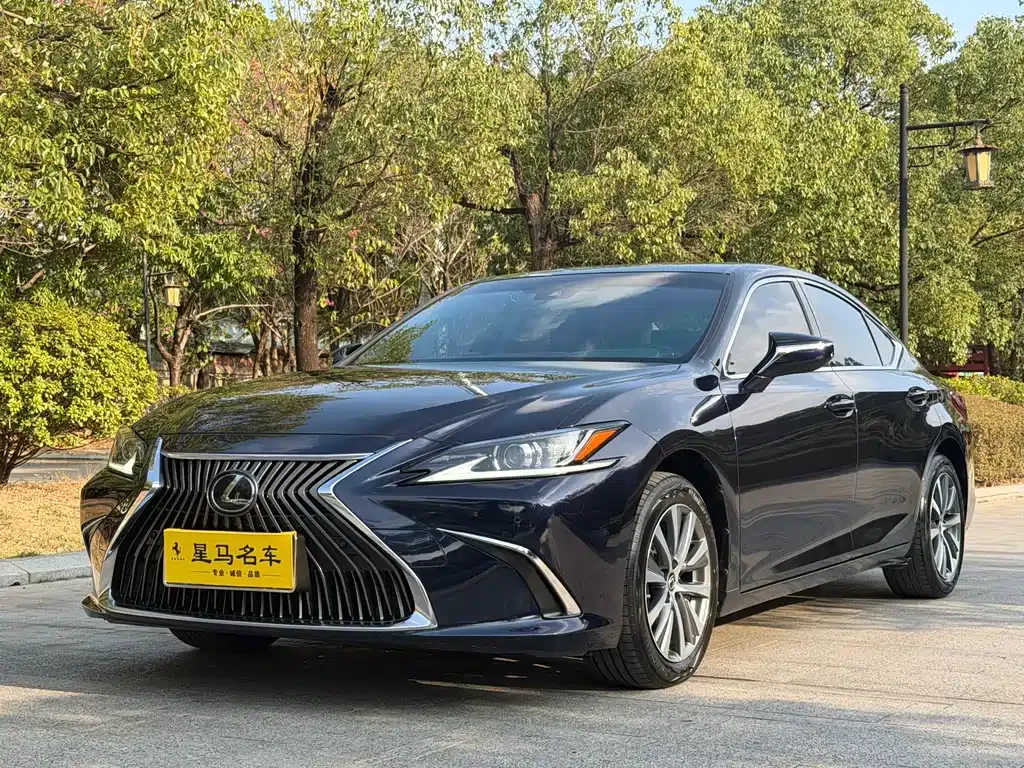 Lexus ES — фото 1