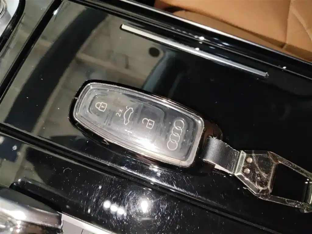 Audi A8 2023 из CN, фото 2
