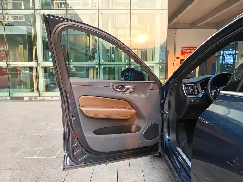 Volvo XC60 2022 из CN, фото 9