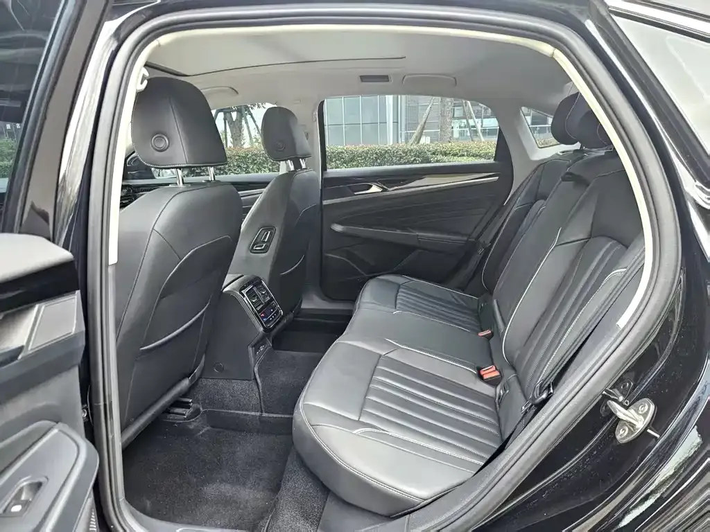 Volkswagen Passat 2023 из CN, фото 2