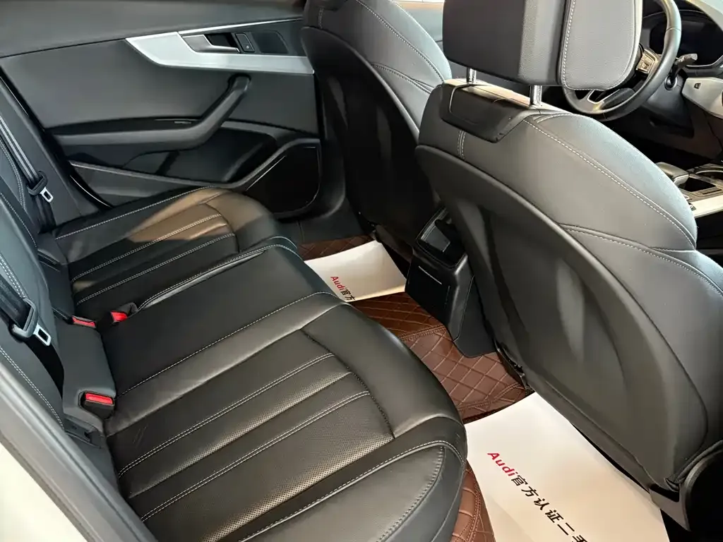 Audi A4L 2023 из CN, фото 4