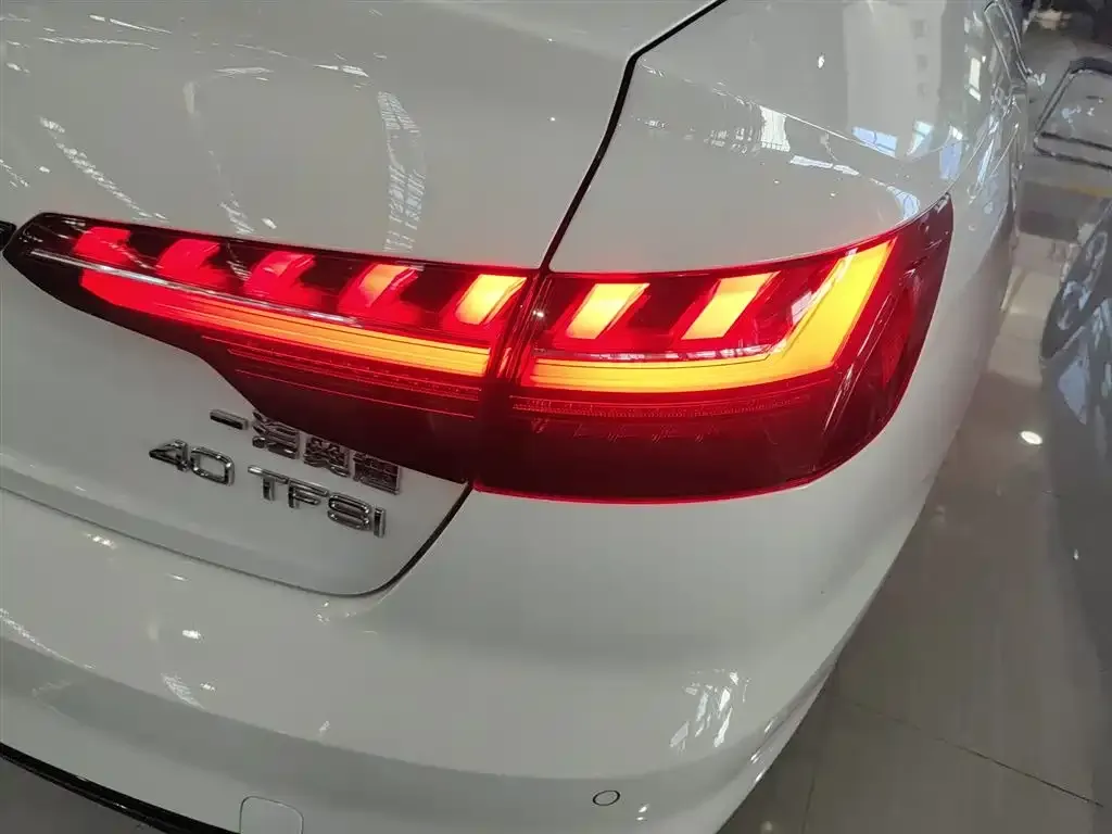 Audi A4L 2024 из CN, фото 2