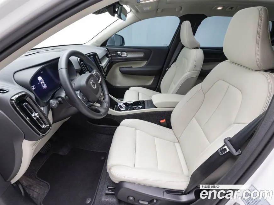 Volvo XC40 — фото 10