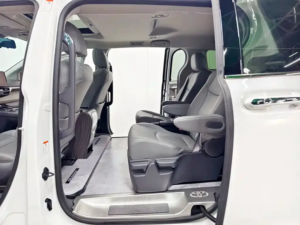 Toyota Granvia 2024 из CN, фото 5