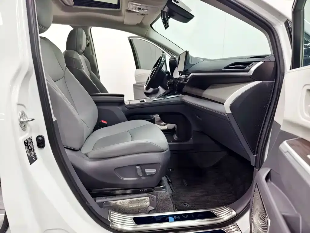 Toyota Granvia 2024 из CN, фото 10