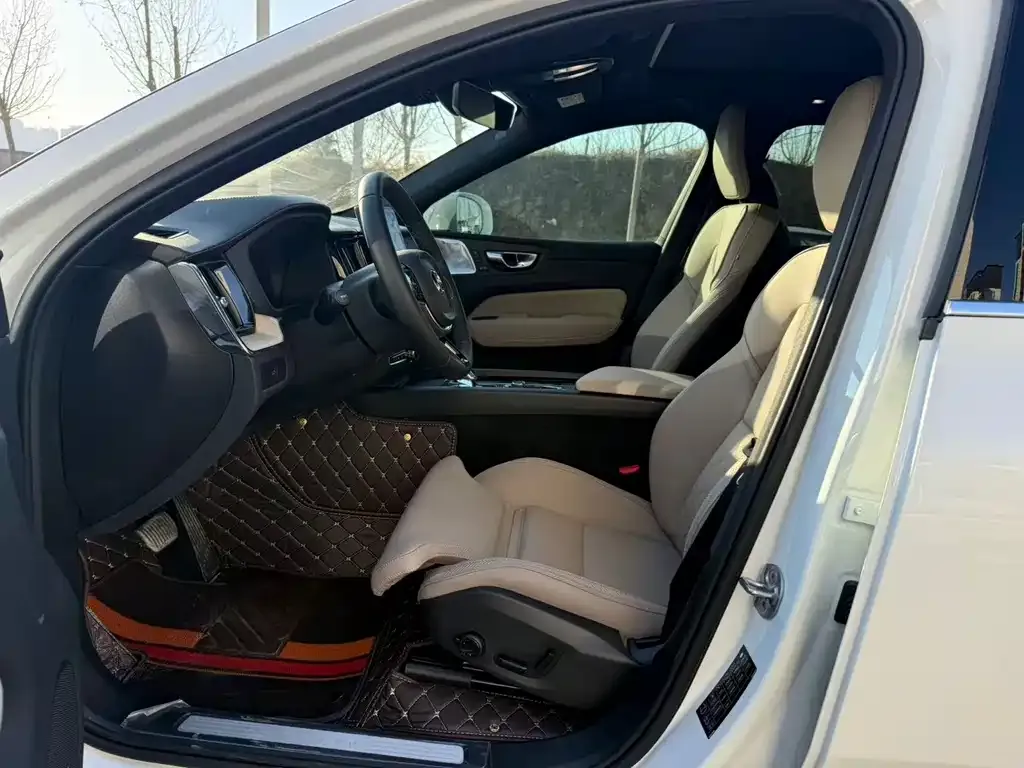 Volvo XC60 2025 из CN, фото 2