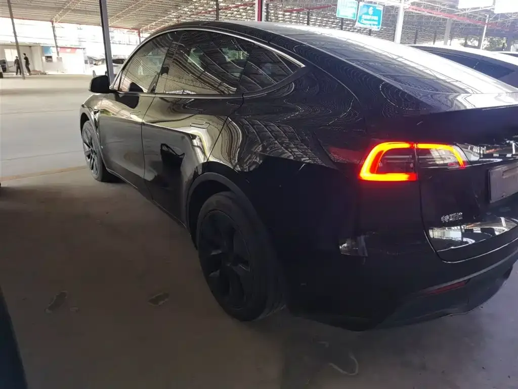 Tesla Model Y — фото 8