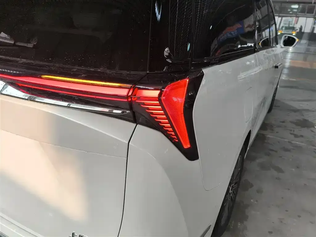 Buick GL8 Hybrid — фото 2