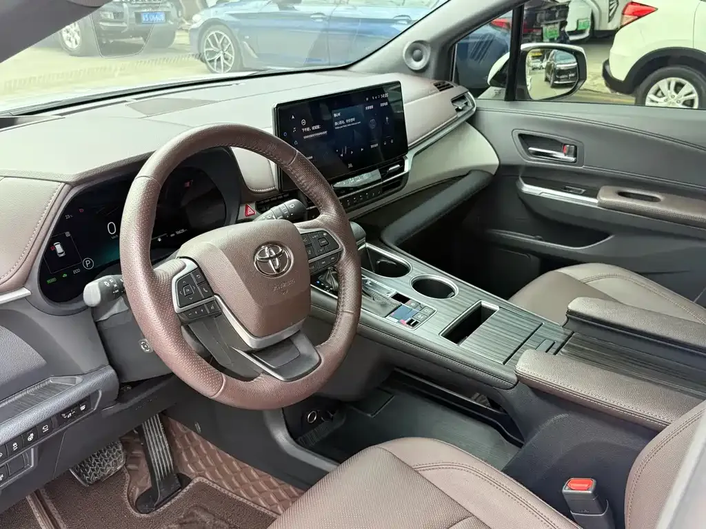 Toyota Granvia — фото 4