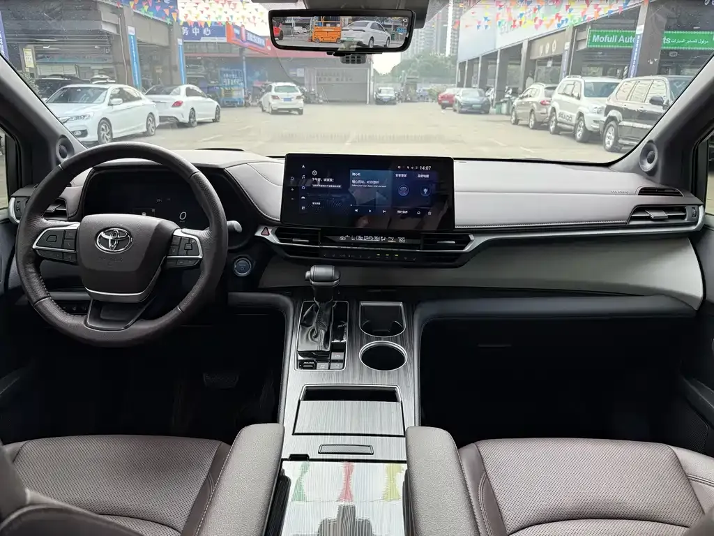 Toyota Granvia — фото 6