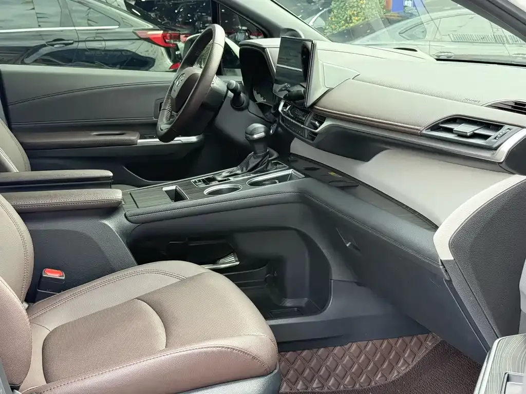 Toyota Granvia — фото 8