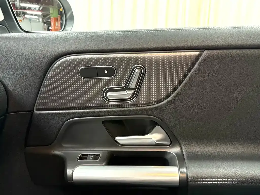 Mercedes-Benz EQB — фото 10