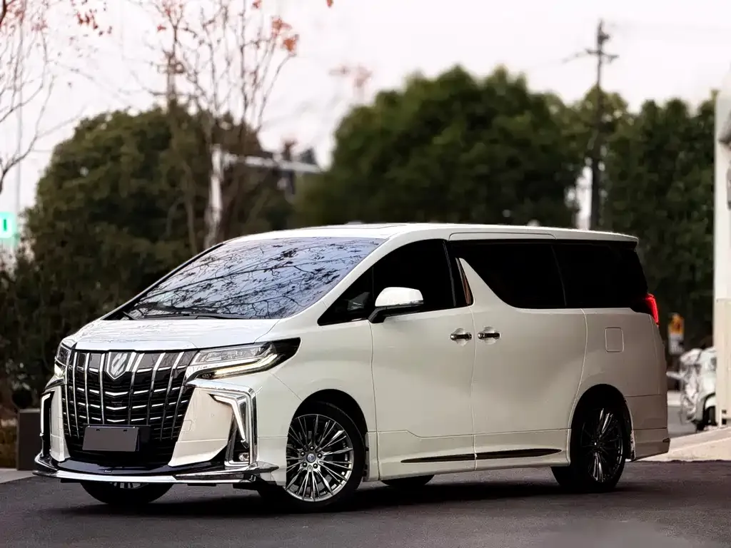 Toyota Alphard — фото 1