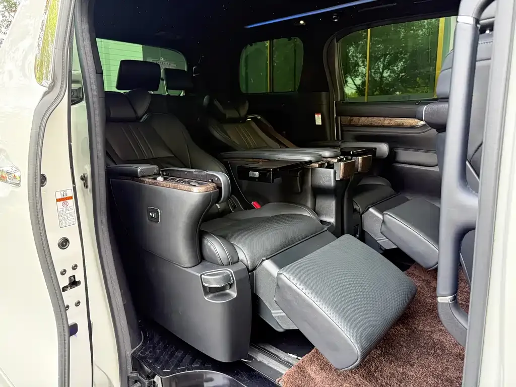 Toyota Alphard — фото 8